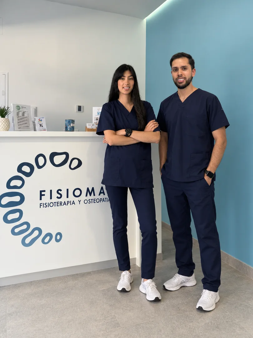 María García y Sebas James, fisioterapeutas de Fisiomat, en la recepción de la clínica en Molina de Segura