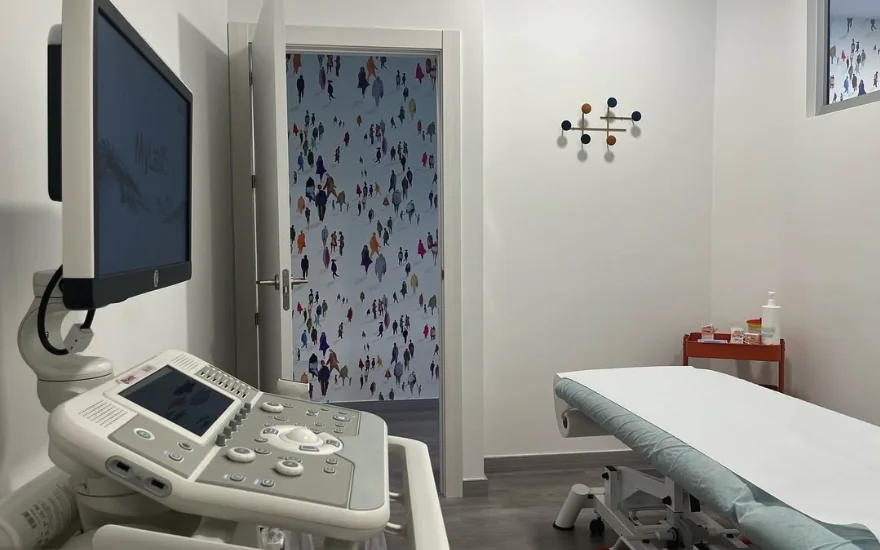 Sala de tratamiento de Fisiomat en Molina de Segura con ecógrafo y camilla