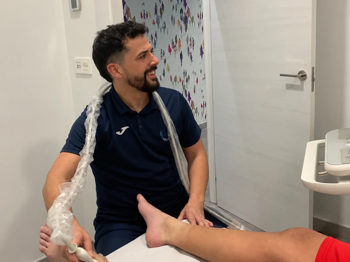 Matías Fernández valorando con ecografía el tobillo de un deportista en Fisiomat, Molina de Segura